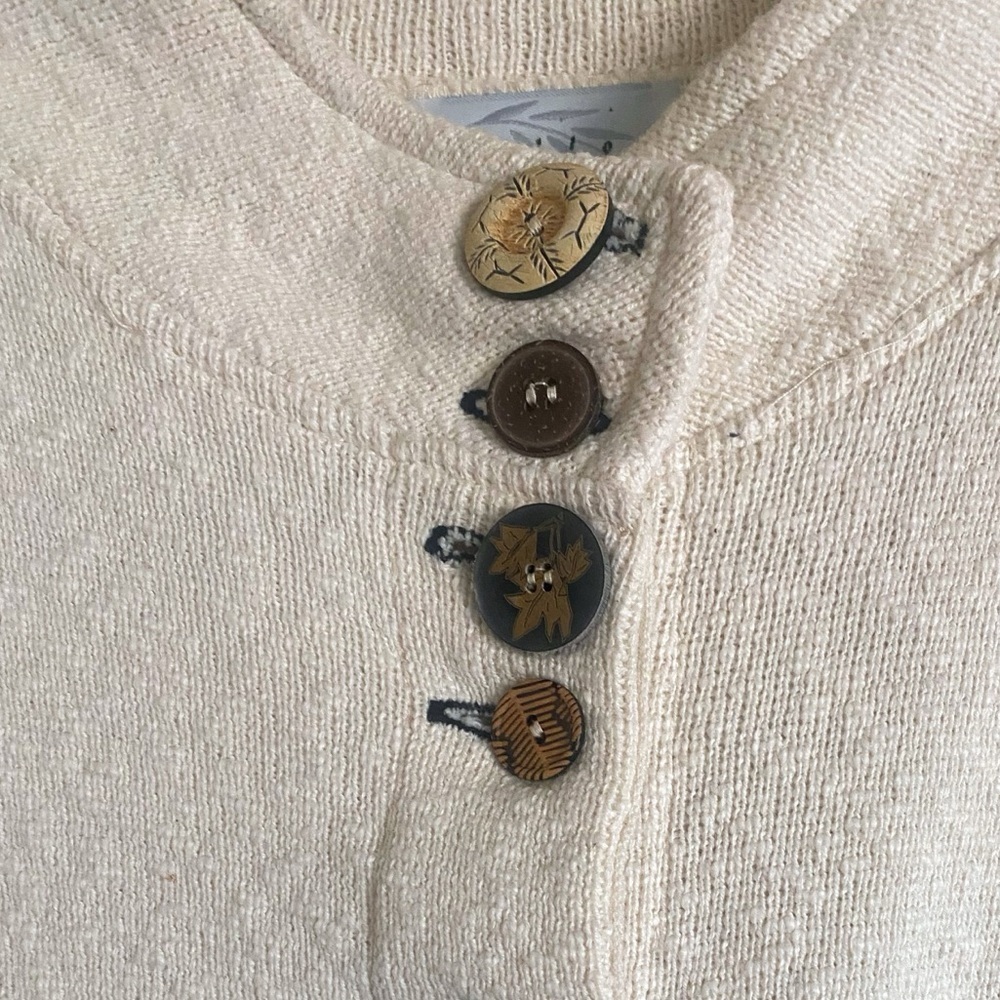 WILLOW Chunky Knit Cream Button up Cardigan Embellished Buttons Medium EUC - Picture 8 of 11